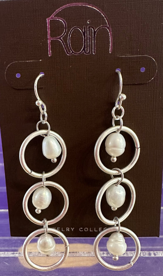 Pearl Center Circles Rain Earrings